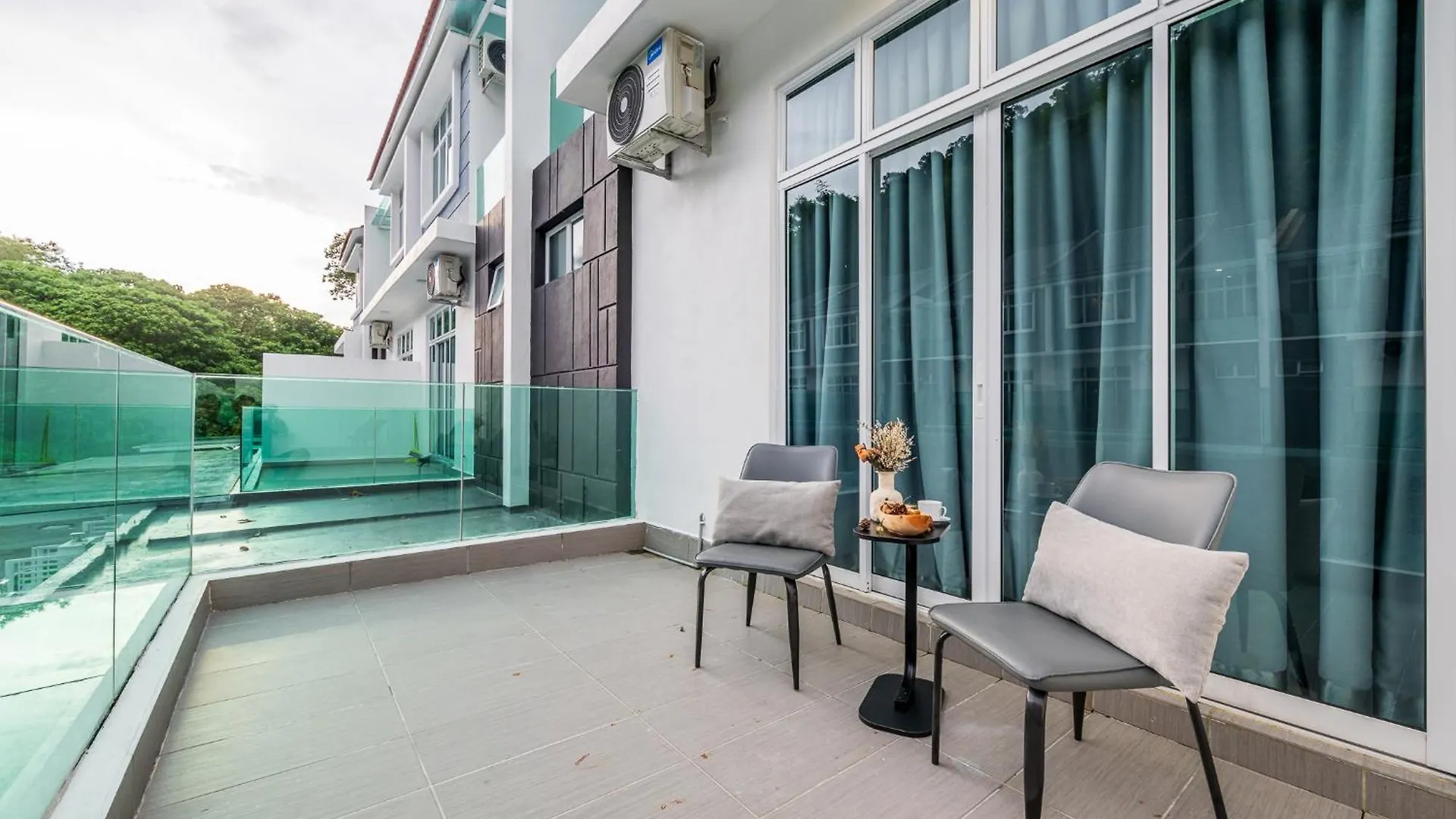 La Ferringhi Villa - Marblelous 5Br Bungalow By Alv Batu Feringgi Semesterbostad