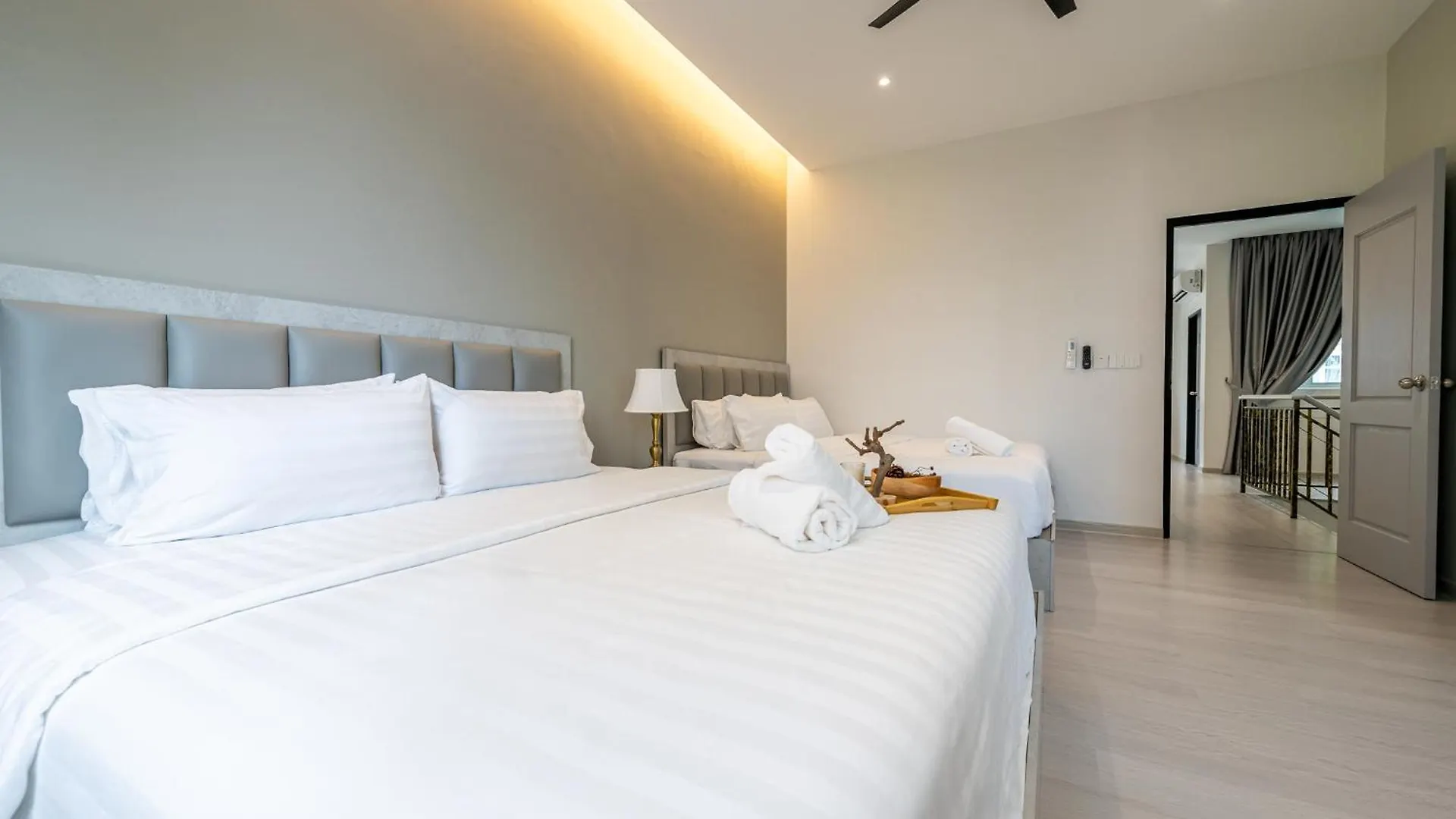 Semesterbostad La Ferringhi Villa - Marblelous 5Br Bungalow By Alv Batu Feringgi